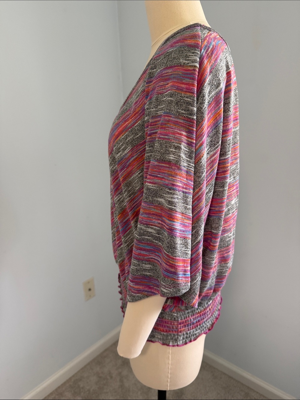 Almost Famous Striped Heathered V-Neck Women’s Top in Gray and Pink SZL - Picture 4 of 15